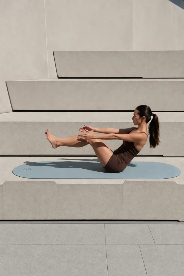 Mata do pilatesu i jogi owalna BLUE OVAL z naturalnego kauczuku i mikrofibry – antypoślizgowa mata premium.