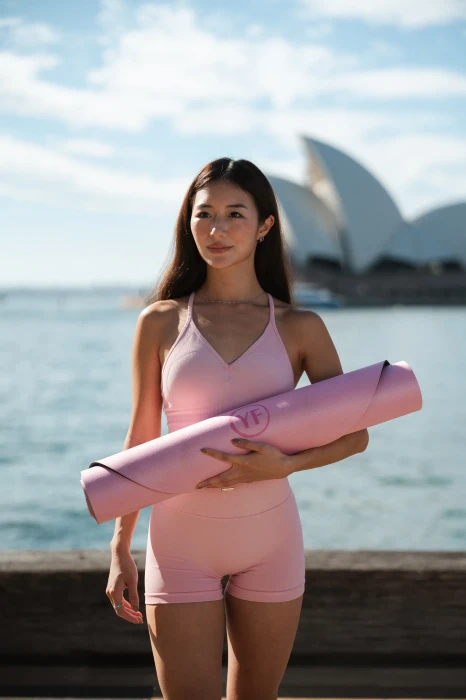 Mata do pilatesu i jogi owalna PINK OVAL z naturalnego kauczuku i mikrofibry – antypoślizgowa mata premium.