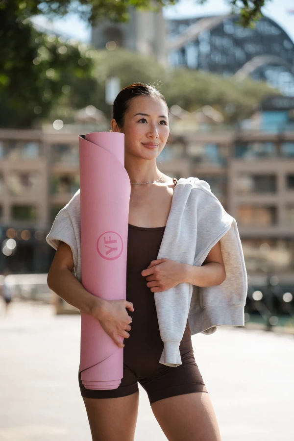 Mata do pilatesu i jogi owalna PINK OVAL z naturalnego kauczuku i mikrofibry – antypoślizgowa mata premium.
