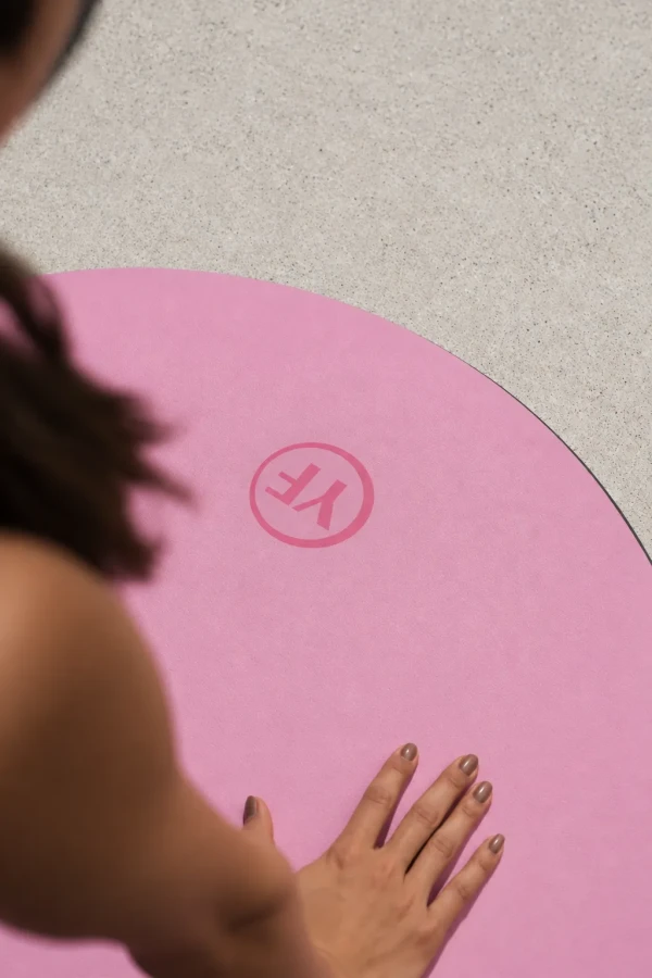 Mata do pilatesu i jogi owalna PINK OVAL z naturalnego kauczuku i mikrofibry – antypoślizgowa mata premium.