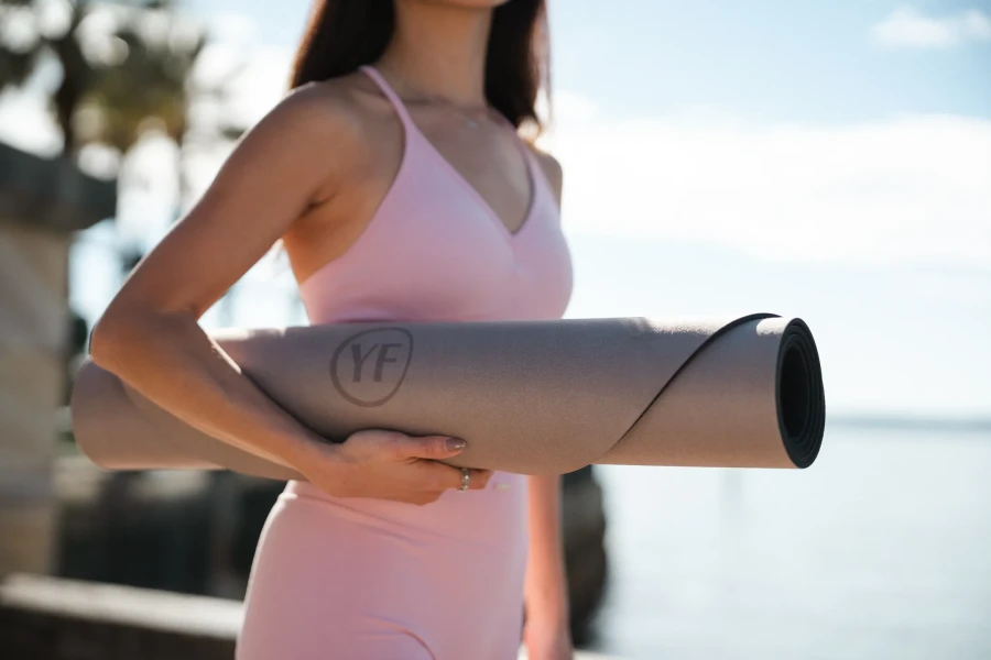 Mata do pilatesu i jogi owalna PINK OVAL z naturalnego kauczuku i mikrofibry – antypoślizgowa mata premium.