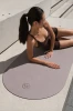 Mata do pilatesu i jogi owalna PINK OVAL z naturalnego kauczuku i mikrofibry – antypoślizgowa mata premium.