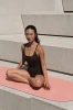 Mata do pilatesu i jogi owalna PEACH OVAL z naturalnego kauczuku i mikrofibry – antypoślizgowa mata premium.