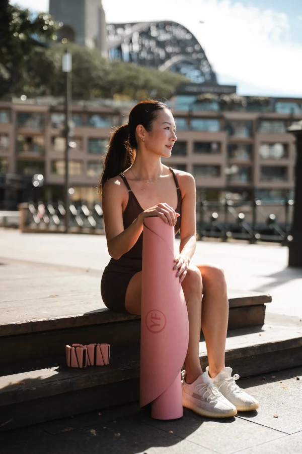 Mata do pilatesu i jogi owalna PEACH OVAL z naturalnego kauczuku i mikrofibry – antypoślizgowa mata premium.