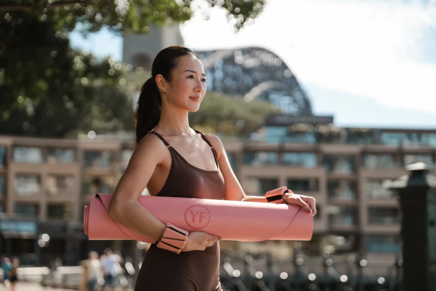 Mata do pilatesu i jogi owalna PEACH OVAL z naturalnego kauczuku i mikrofibry – antypoślizgowa mata premium.