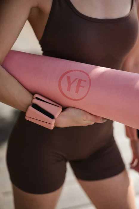 Mata do pilatesu i jogi owalna PEACH OVAL z naturalnego kauczuku i mikrofibry – antypoślizgowa mata premium.
