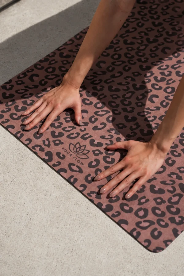 Mata do pilatesu i jogi LEOPARD Coated z naturalnego kauczuku i mikrofibry – antypoślizgowa mata premium.