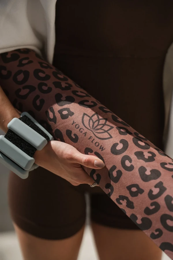 Mata do pilatesu i jogi LEOPARD Coated z naturalnego kauczuku i mikrofibry – antypoślizgowa mata premium.
